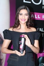 Sonam Kapoor at Loreal event in Mumbai on 22nd March 2012 (54).JPG